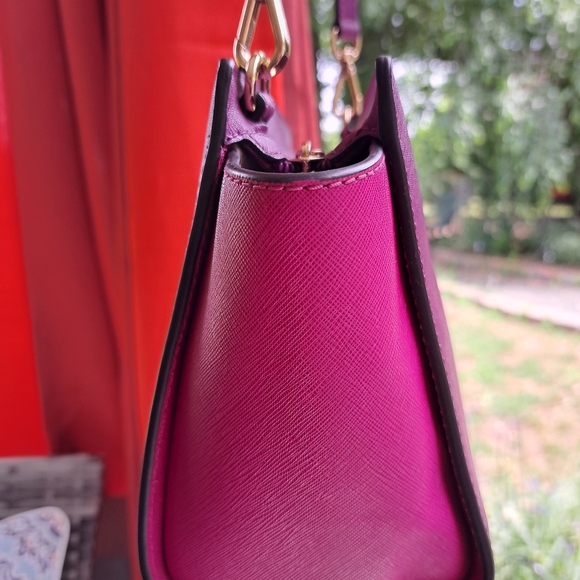 🎁 NEW Michael Kors Fushia Pink 2 Tone Shoulder or Crossbody, Excellent Cond. - Picture 3 of 14